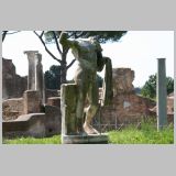 1181 ostia - regio i - insula xii - foro della statua eroica (i,xii,2) - decumanus maximus - statua eroica.jpg